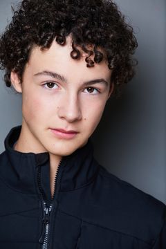 Caleb Brown interpreta Mikey