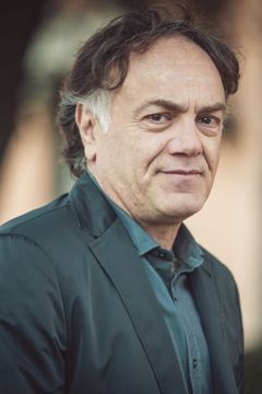 Francesco Acquaroli interpreta Maurizio Restivo
