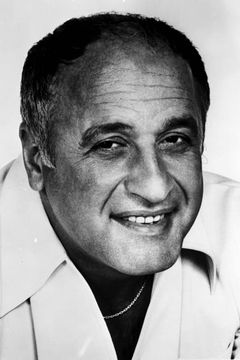 Vic Tayback interpreta Plainclothes Officer at TWA Counter (uncredited)