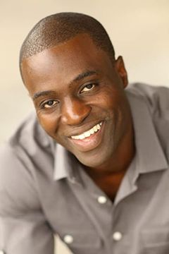 Philip Fornah interpreta ELF Agent Fred
