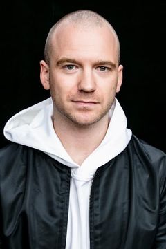 Sean Evans interpreta Self
