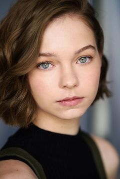 Emma Myers interpreta Enid Sinclair