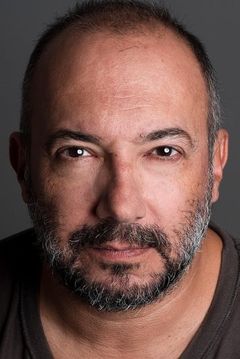 Fernando Lupach interpreta Employé supermarché