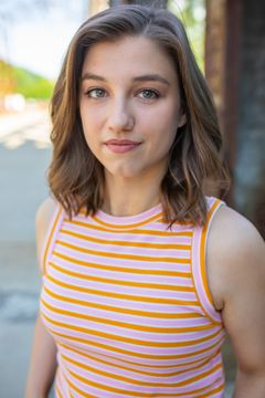 Carly Otte interpreta Young Girl (Alisa)