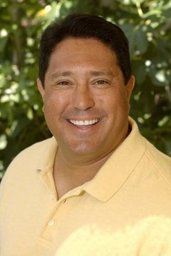Gary Rodriguez interpreta Lawyer