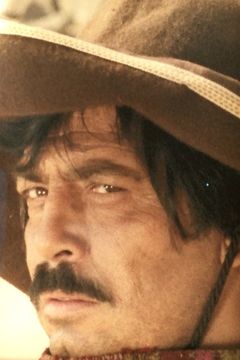 Luis Rodríguez interpreta Manuel, Member of Indio's Gang