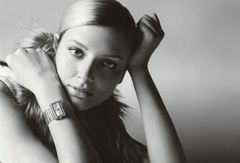 Bridget Hall interpreta Self
