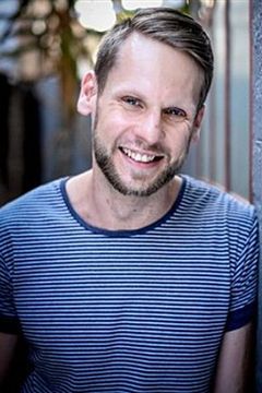 Chris van Rensburg interpreta The Manager