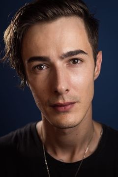 Arthur Falko interpreta Guard