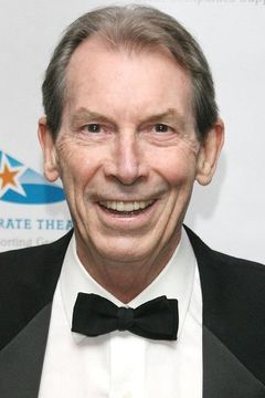 Richard Easton interpreta Father Timothy