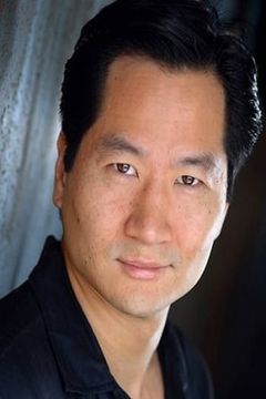Charles Rahi Chun interpreta Dr. Wong
