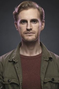 Dan Dewhirst interpreta Peter Weyland Files (uncredited)