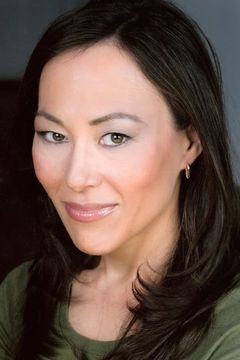 Lia Yang interpreta Dr. Milagros