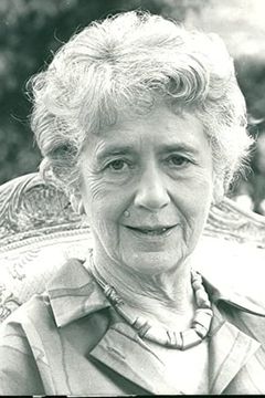 Peggy Ashcroft interpreta Mother Mathilde