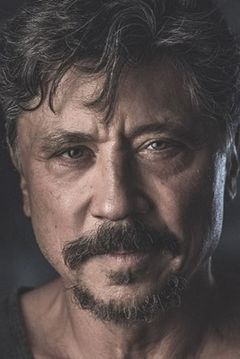 Carlos Bardem interpreta Gerardo