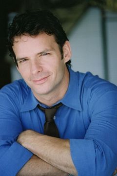 Rick Negron interpreta "Gun" Reporter #2