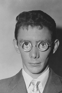 Marc Cavell interpreta Carlos (as Mark Cavell)