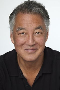 Arnold Y. Kim interpreta Goe