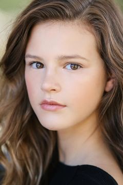 Peyton Kennedy interpreta Young Cass