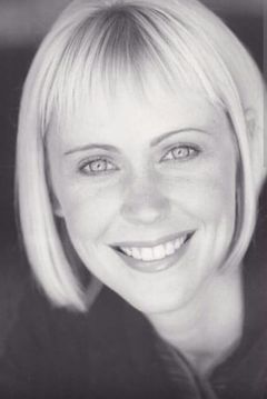 Brandi Burkett interpreta Flight Attendant