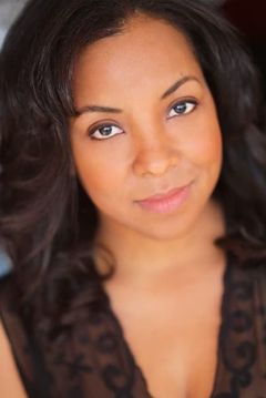 Stacie Davis interpreta Demyra's Mother