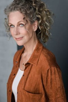 Shelly Gibson interpreta Interviewer