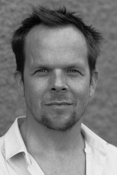 Daniel Larsson interpreta Måns