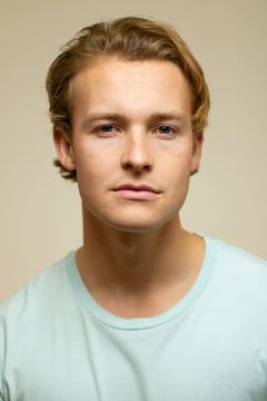 Jamie Carter interpreta Young Monarch Soldier