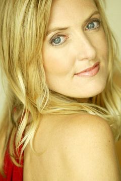 Lynne Langdon interpreta V-Six Secretary