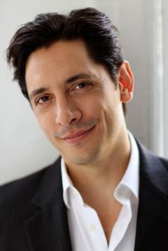 Ariel Shafir interpreta Party Guy #2