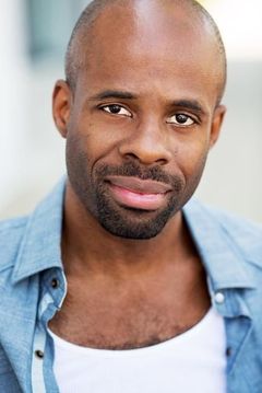 Arnell Powell interpreta Bobby