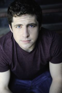Adam Tanguay interpreta Adam Dayton