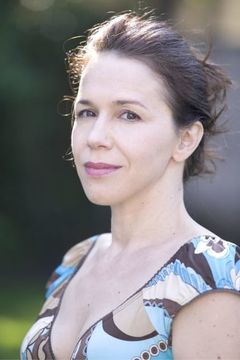 Alexandra Tejeda Rieloff interpreta Cop's Wife