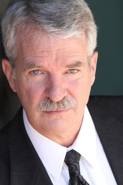 Tom Schuch interpreta News Anchor
