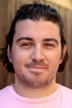 Andrew Montanez interpreta Wallace