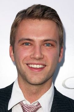 Christopher Shand interpreta Chet Hall