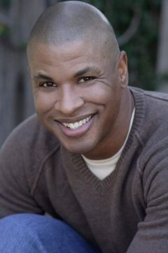 Sean Holland interpreta Lawrence