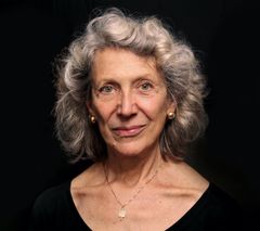 Beth Dixon interpreta Older Women