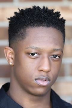 Kaden Washington Lewis interpreta Boy In Field