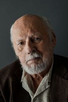Grant James interpreta Joking Old Man (uncredited)