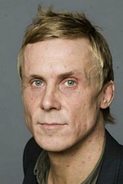 Simon Norrthon interpreta Robert Paulsson