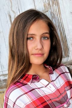 Sloane Coombs interpreta Elizabeth