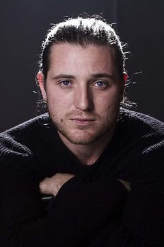 Trevor Morgan interpreta Rhett Baker