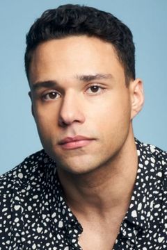 Rafael L. Silva interpreta Carlos Reyes