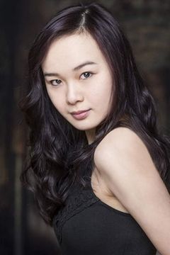 Nicole Law interpreta Kelsea / A