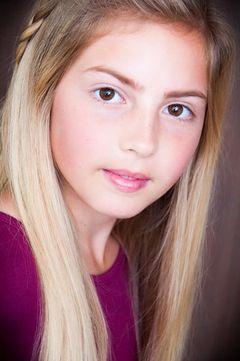 Claire Beale interpreta Young Debbie