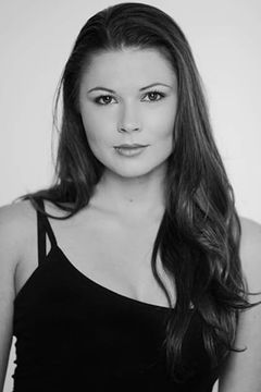 Sarah Munn interpreta Young Beth