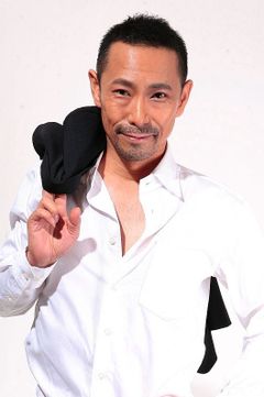 Tenma Shibuya interpreta Colonel Sato