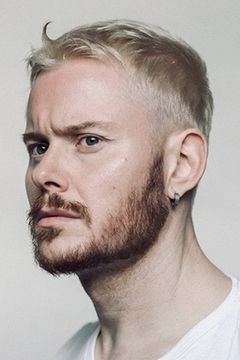 Layke Anderson interpreta Douglas Ramsey / Cypher