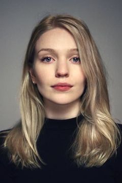 Natalie Mitson interpreta Kayla